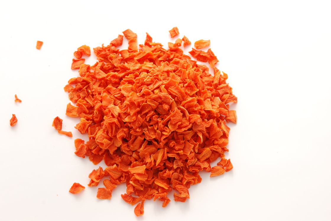 Suszone wiórki warzywne w kolorze pomarańczowym 5x5mm / odwodnione płatki warzywne