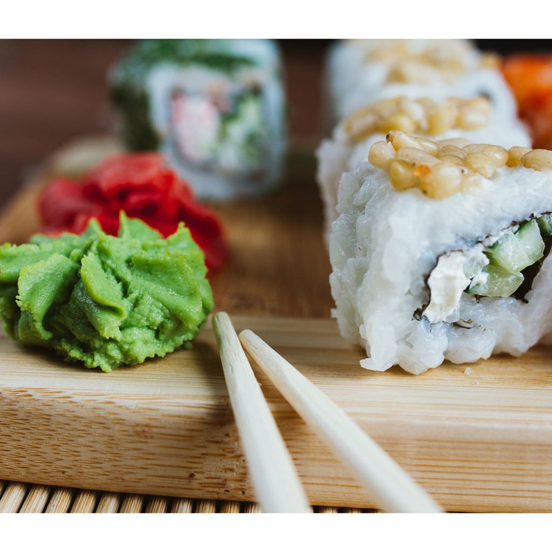 Wysokiej jakości japoński wasabi z Hokkaido, wytwarzany wyłącznie z korzenia głównego i suszony parą dla autentycznego smaku