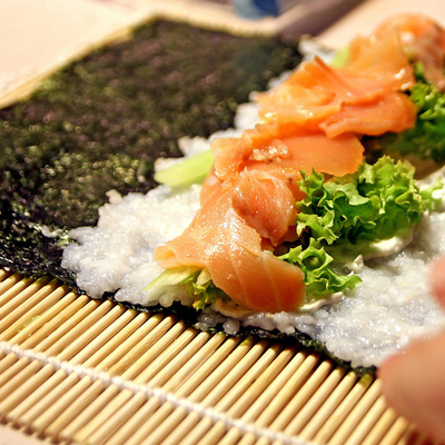 Ciemnozielone pieczone wodorosty Nori Dostępność Sushi rolkowe Składniki