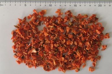 Suszone marchewki z suszonymi kawałkami pomarańczy Kolor pomarańczowy z suchym chłodnym miejscem do przechowywania