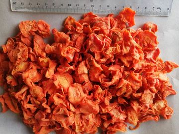 Wilgotność 8% Odwodnione chipsy marchewkowe Przechowywanie w chłodnym miejscu 10 * 10 * 3 mm HALAL